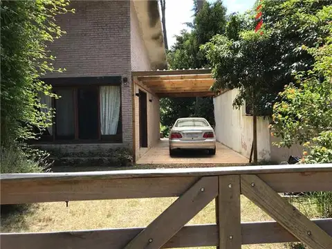 Casa en Pinares 2 dormitorios y entrepiso, con parrillero