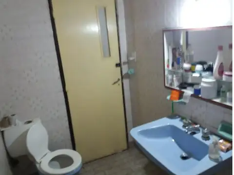 AMPLIA CASA. SIN EXPENSAS. DOS DORMITORIOS