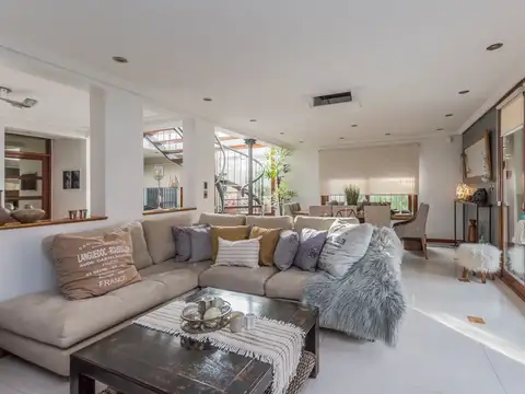 CASA ESTILO MINIMALISTA CON PILETA 5 AMB. C. EVITA