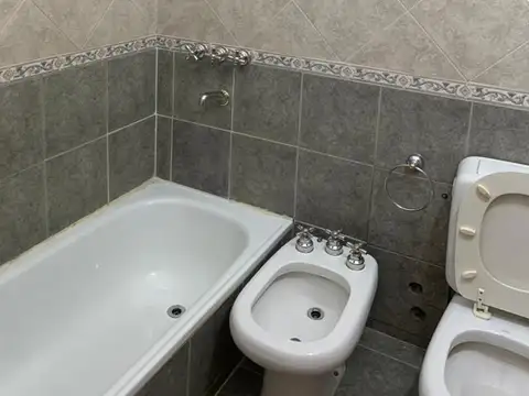 Casa en Alquiler con 4 cocheras