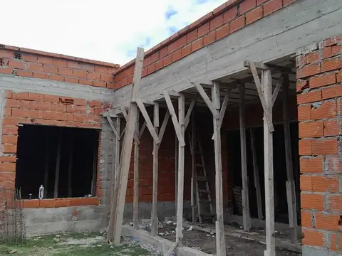 Casa 4 ambientes con 2 baños