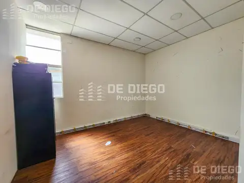 Oficina 5 ambientes con 10 baños
