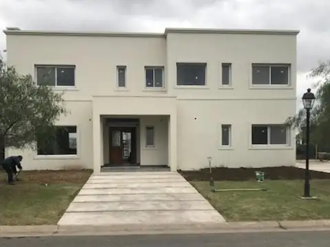 Excelente casa al lago a estrenar en venta en el Bº San Gabriel, en Benavidez.