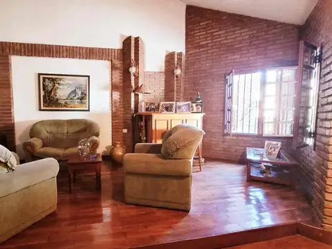 Casa 8 ambientes con 4 baños