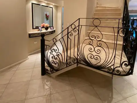 Excelente Chalet 5 Amb 283 m² Cub. Lote 850 m² - Campos De Alvarez