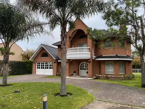 Excelente Chalet 5 Amb 283 m² Cub. Lote 850 m² - Campos De Alvarez