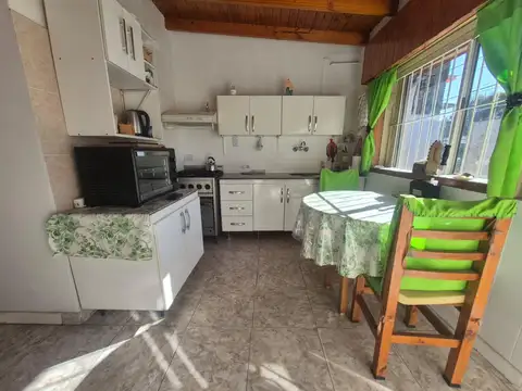 Casa 4 ambientes con 2 baños