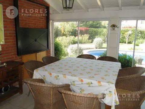 Casa en Venta con 2 cocheras