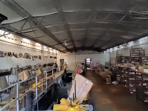 Local a la calle con depósito/galpón y oficinas. 400m² cubiertos. 10m de frente. Polo gastronómico