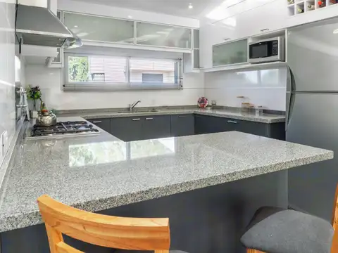 Casa 5 ambientes con 2 baños