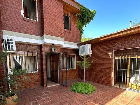 Casa en Venta en Gonnet [Cod: 208]