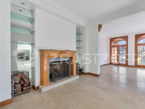 Casa 8 ambientes con 4 baños