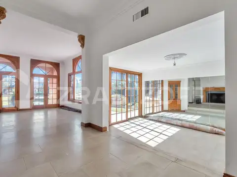 Casa en Venta con 4 cocheras