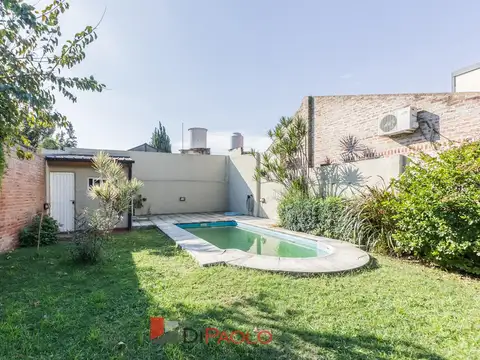 Casa 5 amb con cochera pileta quincho luminosa en Caseros