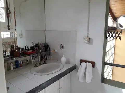 MUY PARTICULAR Y ESPECIAL CASA DE 190 M2 EDIFICADA EN 2 PLANTAS SOBRE ESPECTACULAR LOTE DE 738 M2.-