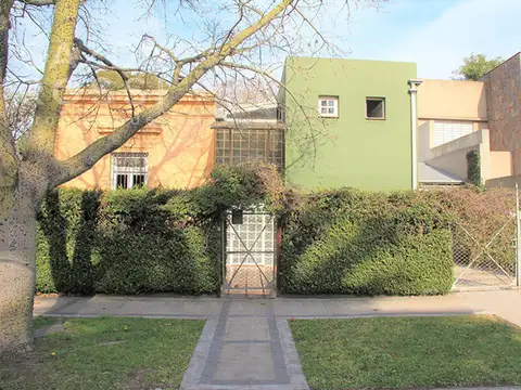 MUY PARTICULAR Y ESPECIAL CASA DE 190 M2 EDIFICADA EN 2 PLANTAS SOBRE ESPECTACULAR LOTE DE 738 M2.-