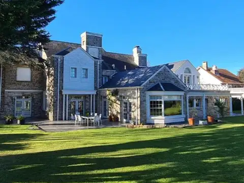 Casa 8 ambientes con 6 baños