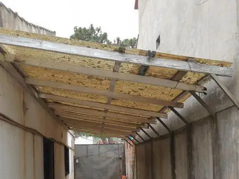 EN VENTA EN SAN BERNARDO 2 LOCALES COMERCIALES CON ENTREPISO Y BAÑO; BUENA UBICACION - FICHA 8416