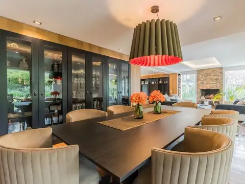 Casa en Venta con 4 cocheras