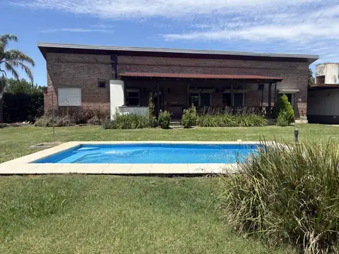 FUNES - CASA ESTILO CAMPESTRE-AMPLIO PARQUE -2 DORMITORIOS