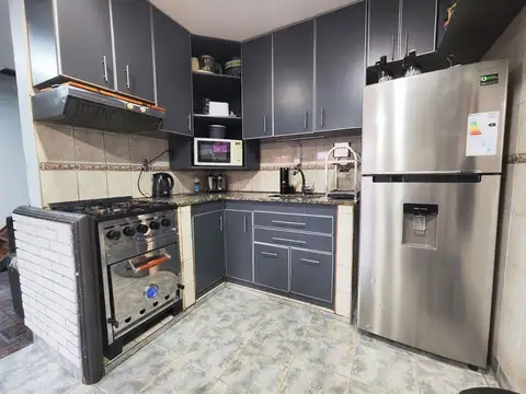 Casa 6 ambientes con 2 baños