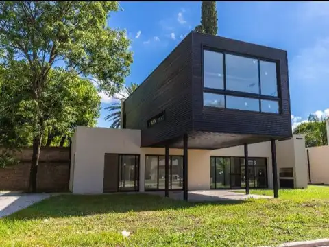 VENTA- CASA DE DOS DORMITORIOS CON COCHERA. FUNES. BARRIO MARIA AUXILIADORA