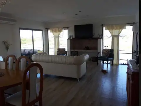 Casa 6 ambientes con 4 baños