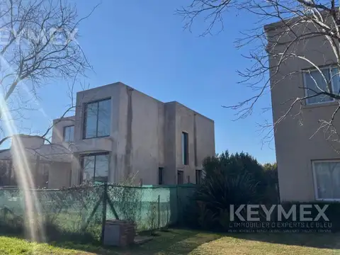 Casa 7 ambientes con 5 baños