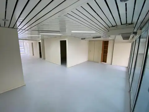 Oficina 12 ambientes con 2 baños