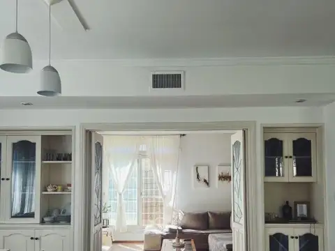 PRECIOSA CASA EN ESQUINA CON 4 DORMITORIOS, PISCINA CLIMATIZADA. RANALAGH