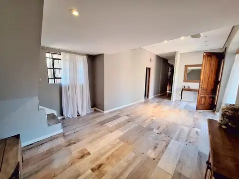 Casa 6 ambientes con 4 baños