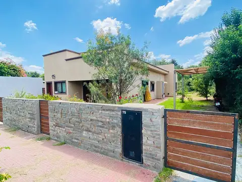 Casa 8 ambientes con 3 baños