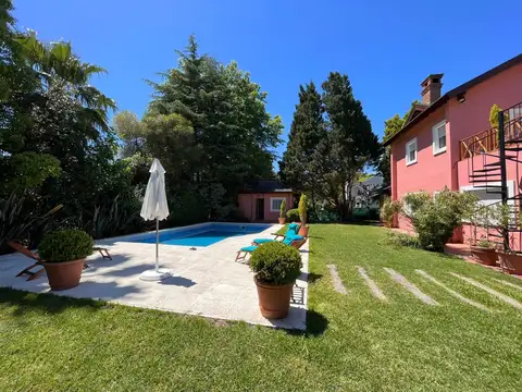 Casa 8 ambientes con 6 baños