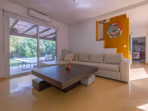 Casa 4 ambientes con 2 baños