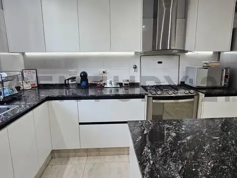 Casa 10 ambientes con 2 baños