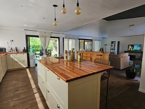 Casa 5 ambientes con 3 baños