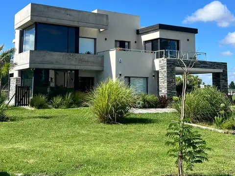 ALQUILE CASA AREA 60 LA VICTORIA LOTE 218 LAGUNA