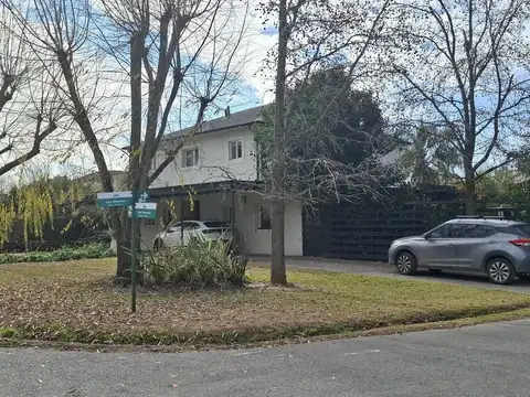 Casa en Venta con 3 cocheras