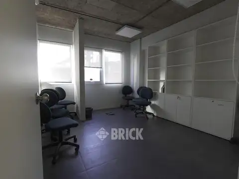 Oficina 10 ambientes con 3 baños