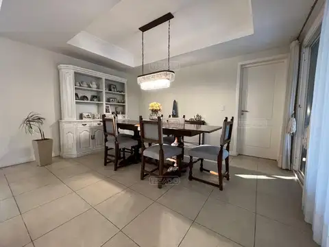 Casa 6 ambientes con 4 baños