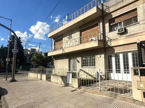 Casa en  venta 4 ambientes con cochera en Villa Lugano
