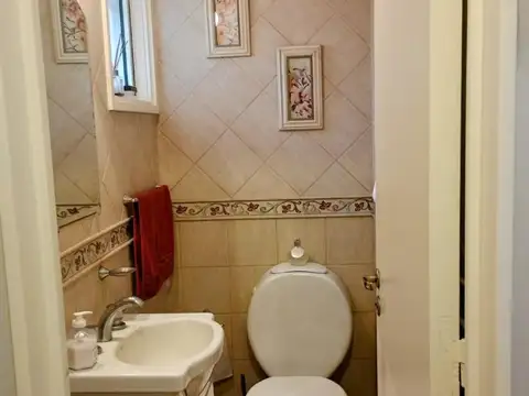 Casa 4 ambientes con 2 baños