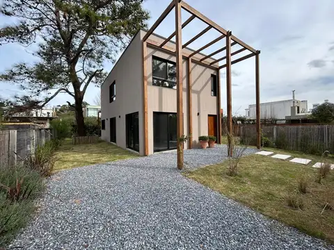 Casa frente a club en La Barra - Campbell y Los Romances