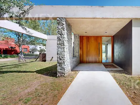 Casa en Venta con 3 cocheras