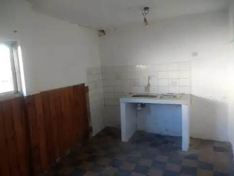 CASA, LOCAL Y GALPÓN A RECICLAR EN RANELAGH U$S 99.000