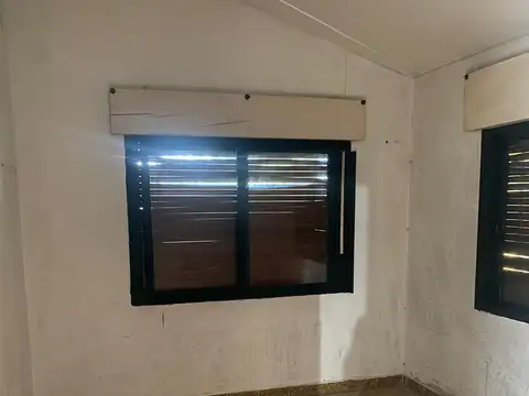 Porpiedad en venta, con pileta a refaccionar.