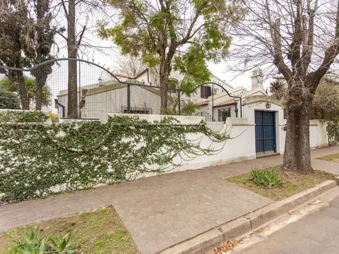 Casa 8 ambientes con 6 baños