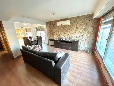 Casa 5 ambientes con 2 baños