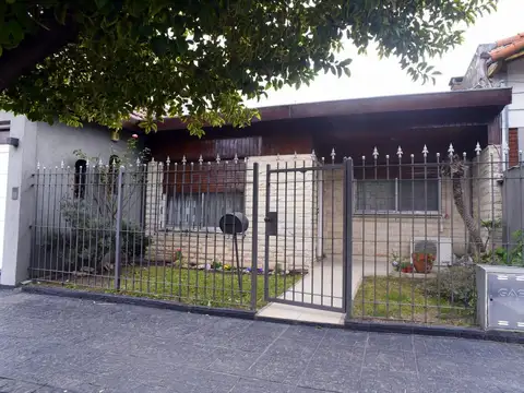 Venta de Casa 4 ambientes con Patio, Quincho y Cochera