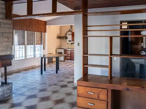 Importante casa en G. Baigorria en esquina